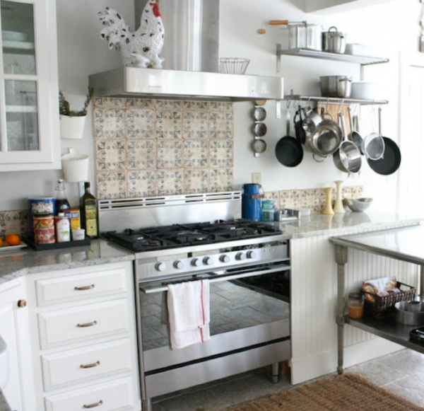 Dapur dengan rak penyimpanan gantung di dinding